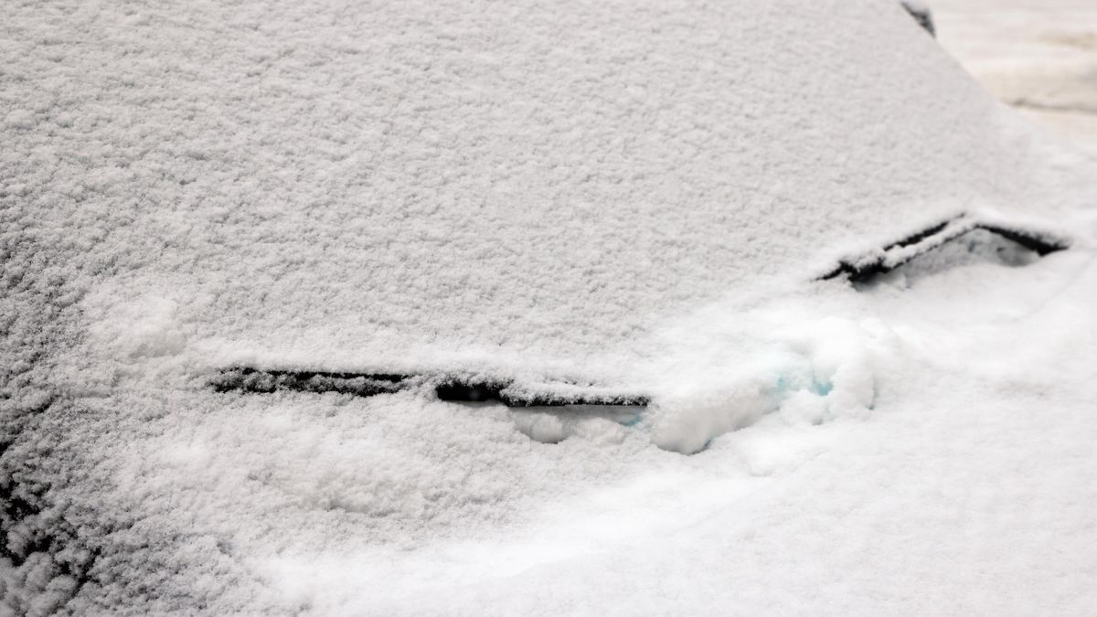 Řidička dostala pokutu, protože parkovací lístek nešlo skrz namrzlé čelní sklo přečíst